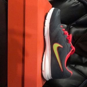 Woman’s Nike Downshifter 6